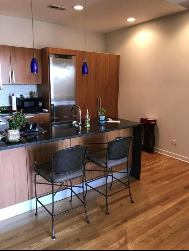 Foto del edificio - 3010 W Addison St
