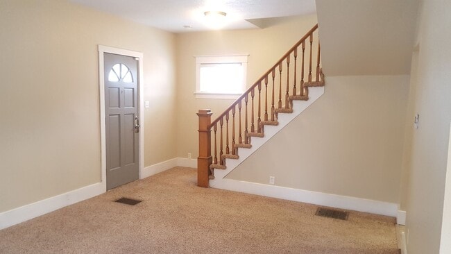 Building Photo - Great home, lots of space, fully updated, ...