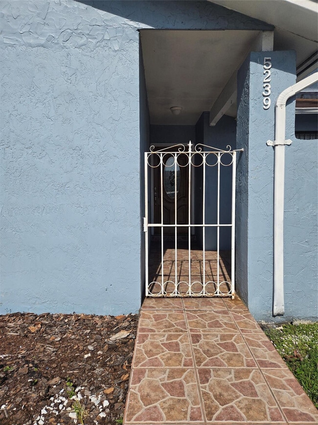 Foto del edificio - 5239 NW 198th Terrace