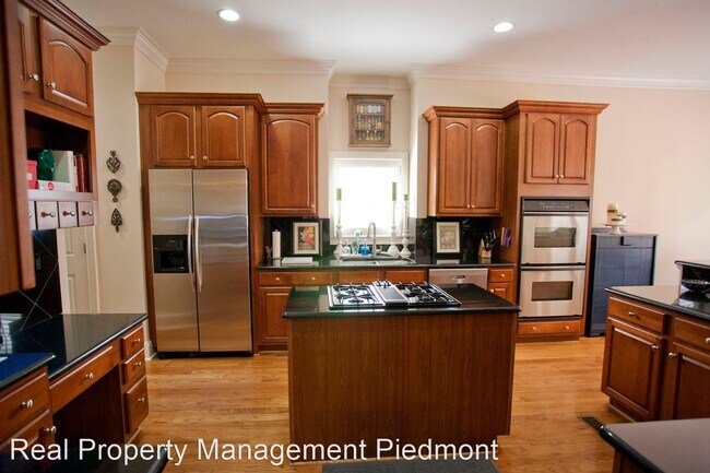 Building Photo - 4 br, 3.5 bath House - 883 Lenox Court NE