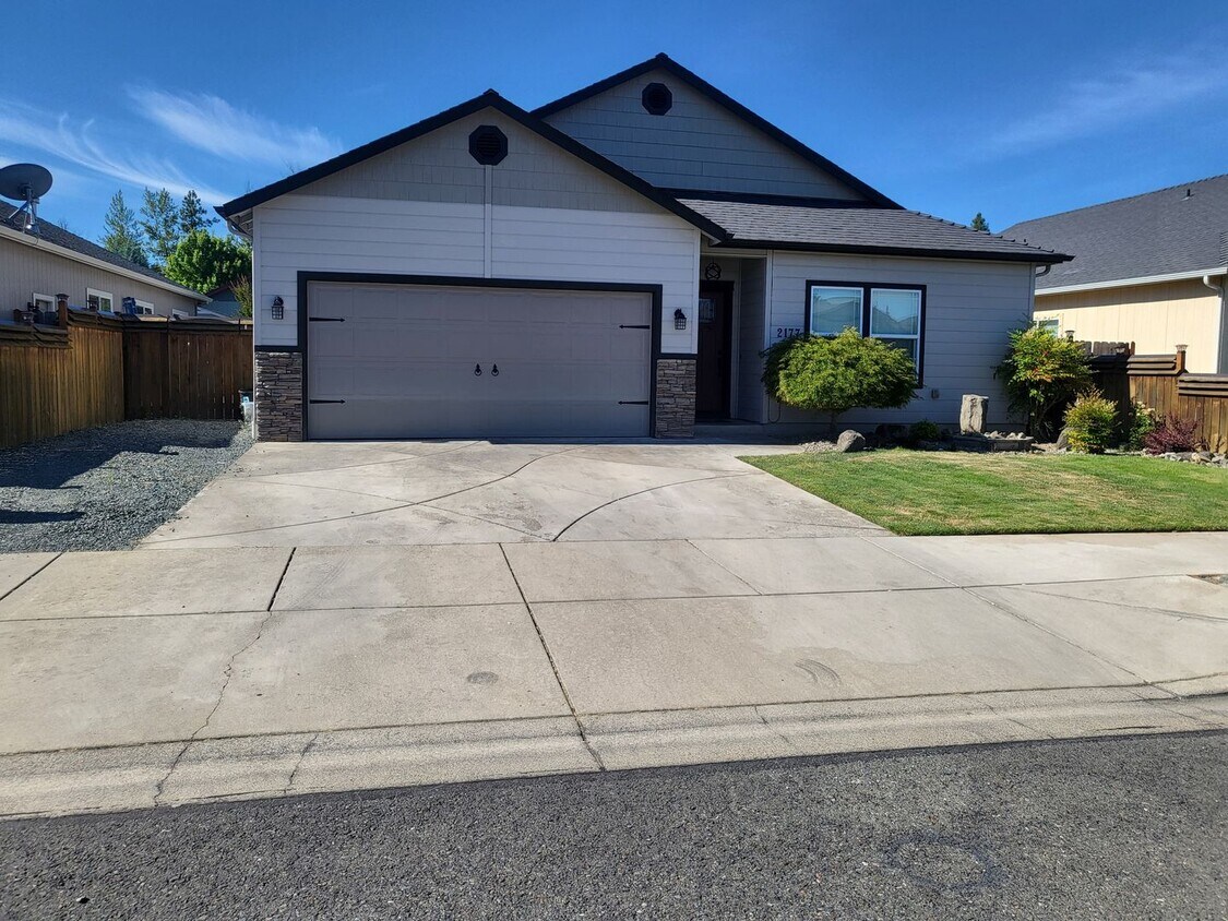 Foto principal - 3 bed 2 bath Home for Rent in Grants Pass