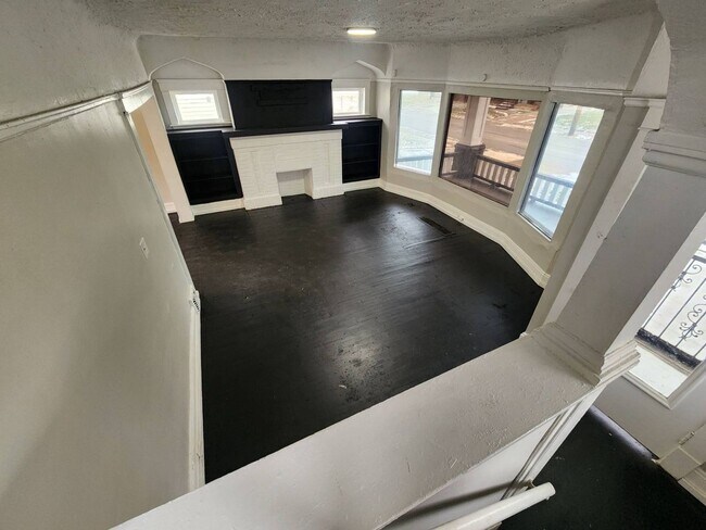Foto del edificio - Charming 4-Bedroom Property in Prime Location | Move in today and enjoy 30% off on your 2nd month...