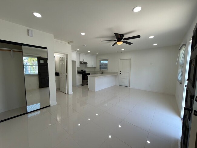 Foto del edificio - 329-335 E. Palmyra Ave. Orange, CA 92866