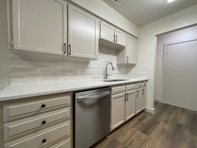 Building Photo - AVAILABLE NOW 2 BEDROOM 2 BATH DUPLEX IN S...