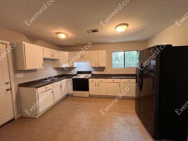 Building Photo - 338 Queen Julianna Ln