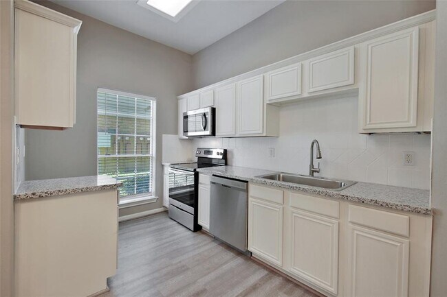 Foto del edificio - 2710 Grants Lake Blvd