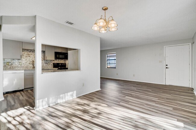 Foto del edificio - 4907 Lake Ridge Rd