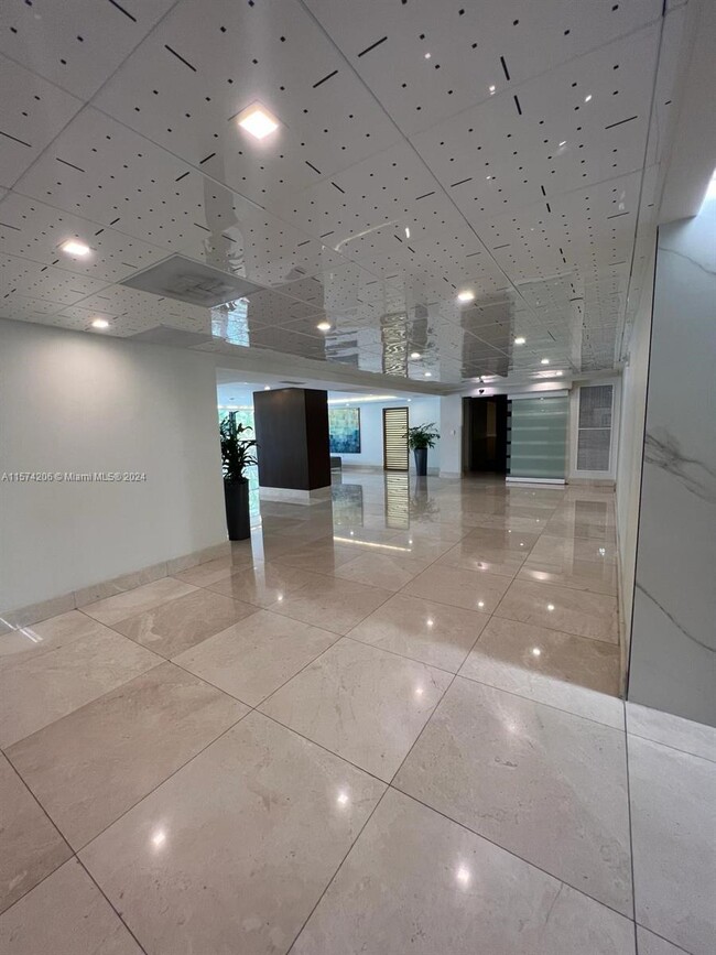 Foto del edificio - 540 Brickell Key Dr