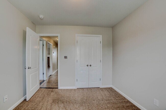 Building Photo - Collinsville Country Living