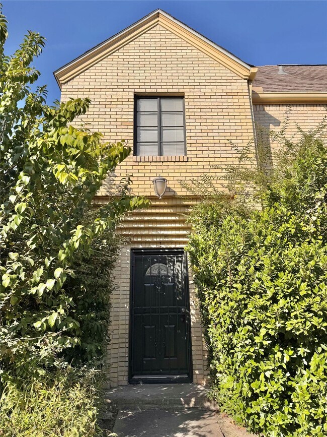 Building Photo - 2646 Persa St