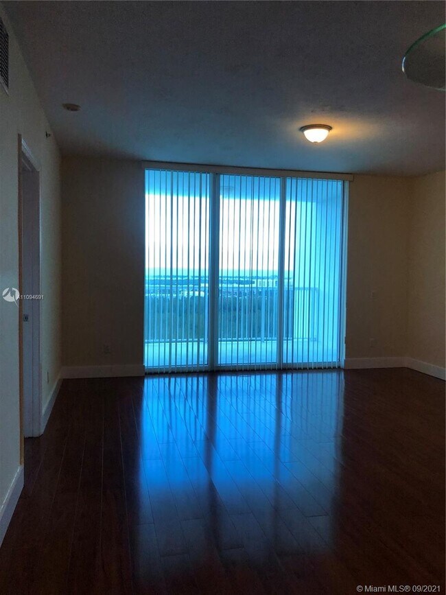Building Photo - 14951 Royal Oaks Ln