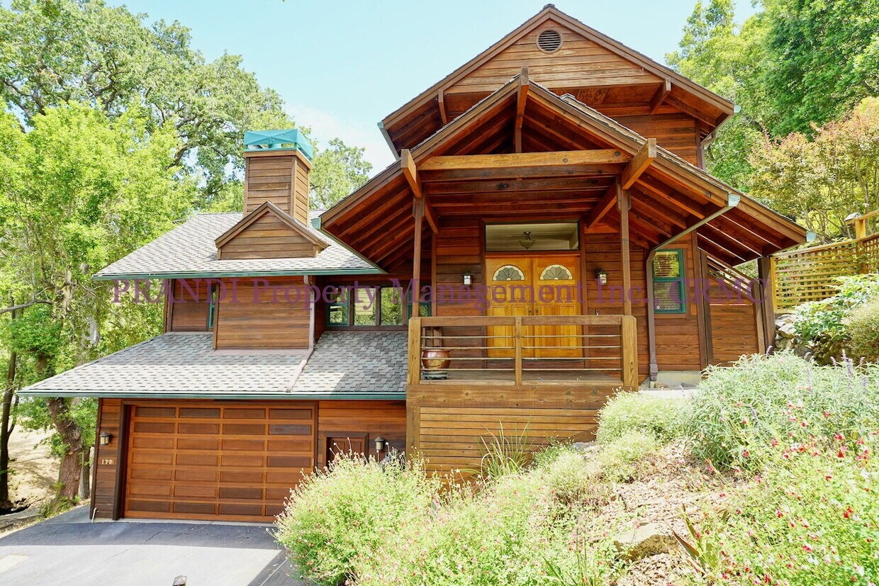 Foto principal - Modern Craftsman Home In Private and Seren...