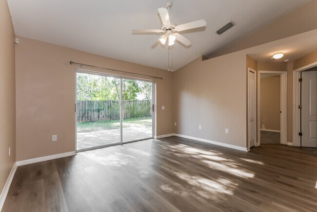 Foto del edificio - 515 Somerstone Dr