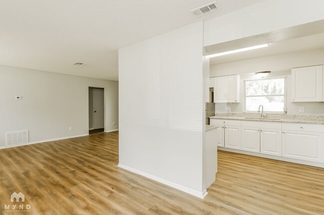 Foto del edificio - 170 W Crystal Lake Ave