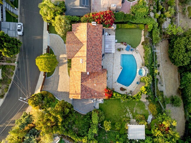 Building Photo - PRIVATE AND TRANQUIL COMPLETELY RENOVATED ...