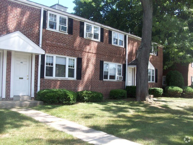 Building Photo - Evergreen Town House Apartments