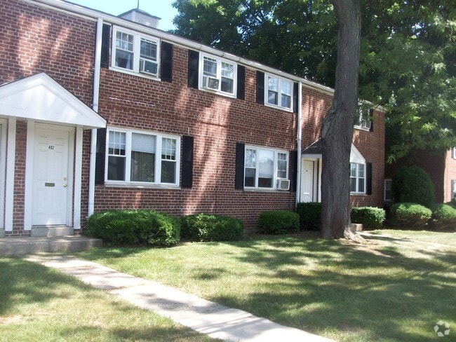Building Photo - Evergreen Town House Apartments
