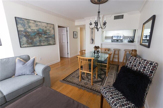 Foto del edificio - 3481 Lakeside Dr NE