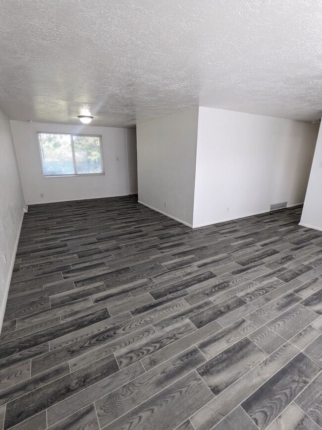 Building Photo - 3 Bed 1 Bath Home for Rent in Sunset City!