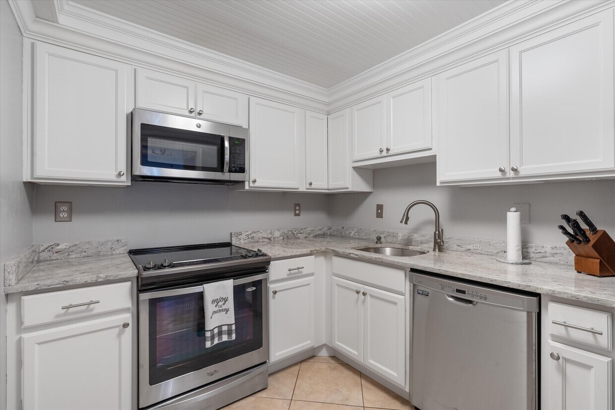 Primary Photo - 3301 S Ocean Blvd