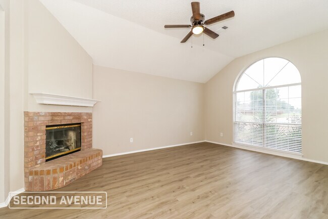 Foto del edificio - 3704 Garden Springs Dr