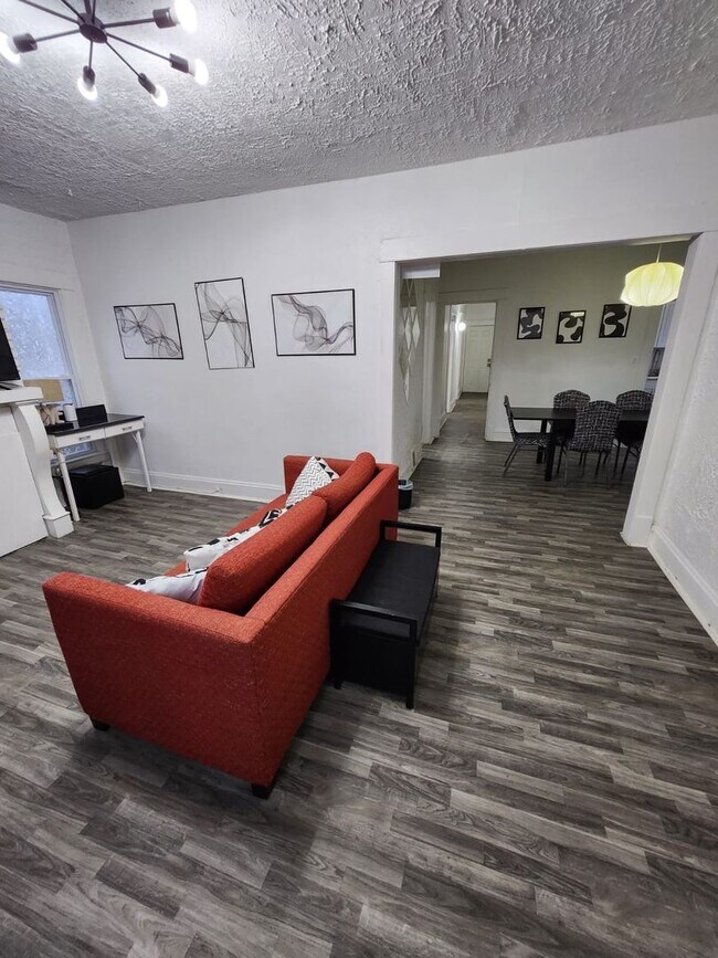 Foto del edificio - 1856 Lampson Rd