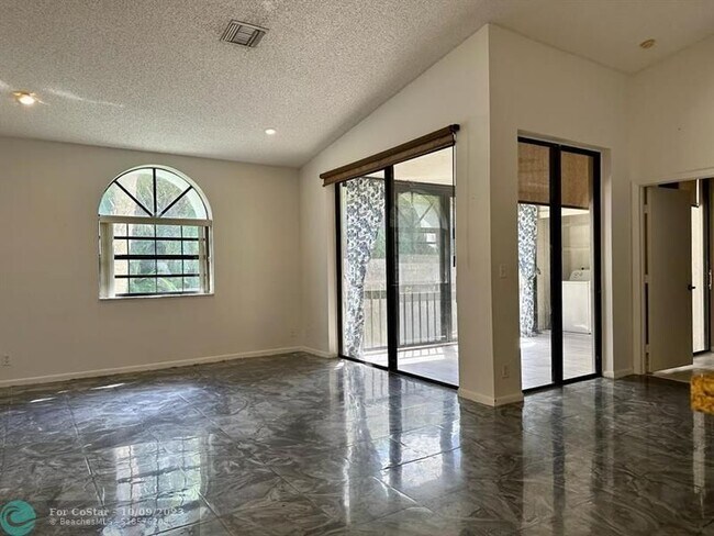 Building Photo - 5438 Verona Dr