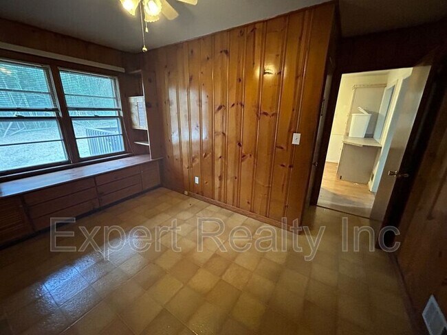 Building Photo - 2249 4th Pl Cir NE