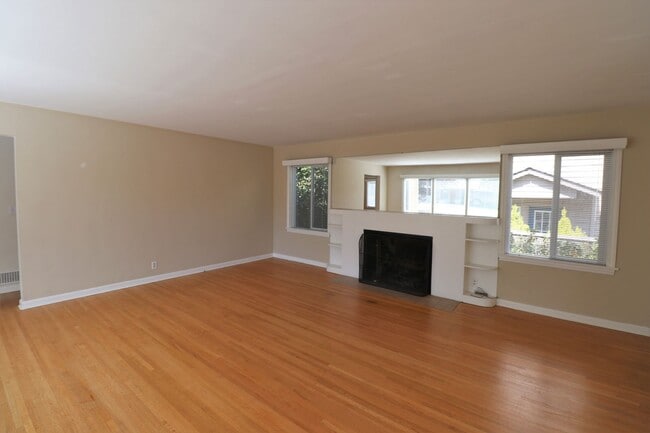 Building Photo - 2 Bedroom 1 Bathroom House in Wedgwood!