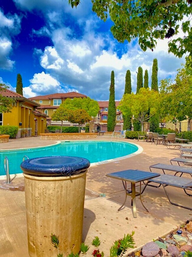 Foto del edificio - 3 Bedroom Townhome in Serene Santee