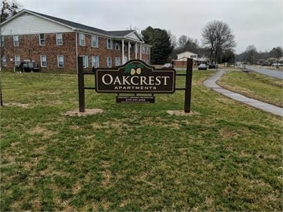 Building Photo - 709 Oakcrest Dr