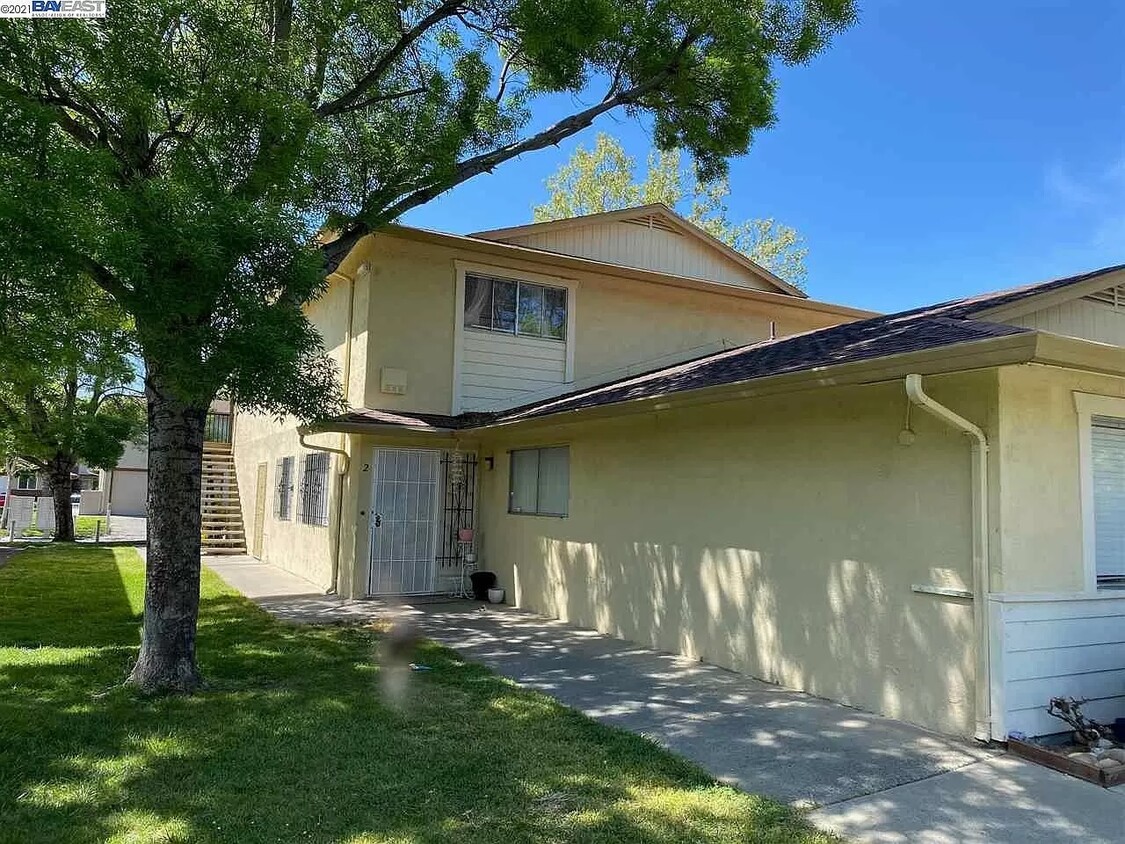 Primary Photo - 2212 Peppertree Way