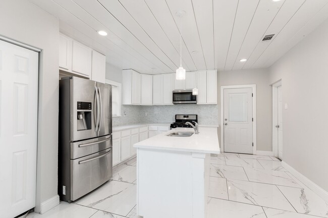 Building Photo - LOWER-GREENVILLE DALLAS, TX BEAUTIFUL HOME
