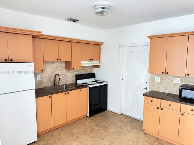 Foto del edificio - 5817 NW 37th St