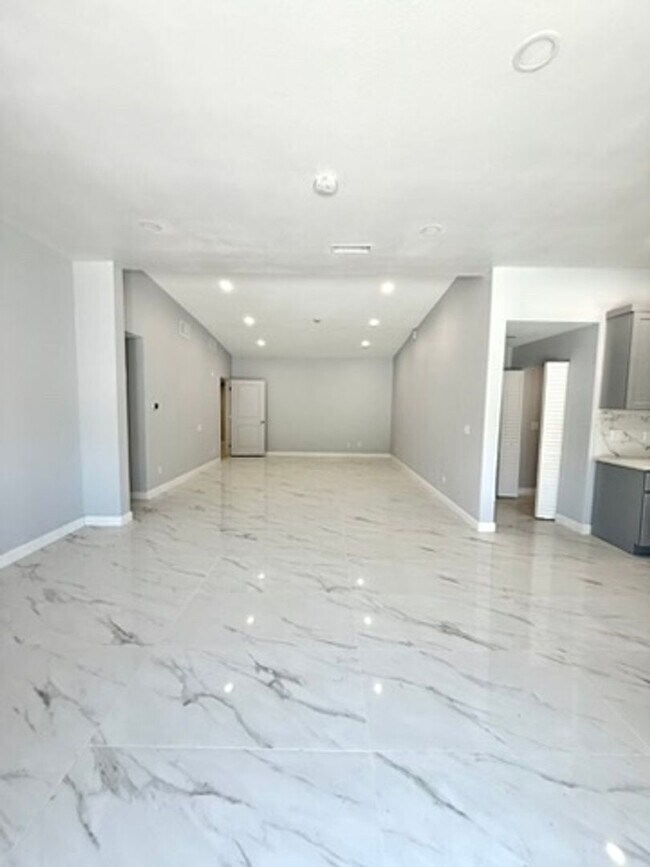 Foto del edificio - 17112-17116 Ceredo Place