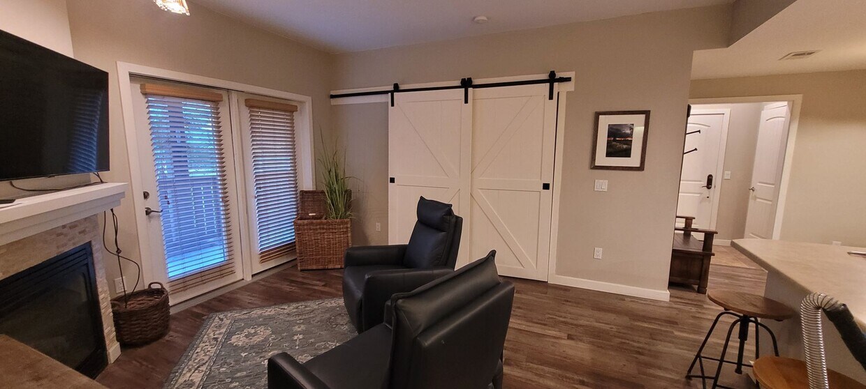 Primary Photo - Monterra Delight on Main floor fully furni...