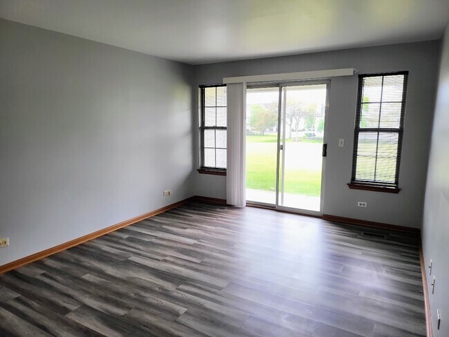Building Photo - 600 W Streamwood Blvd