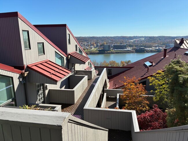 Vista de la entrada exterior - 1040 Hatch St