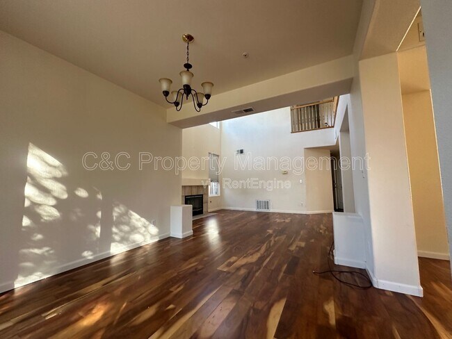 Foto del edificio - 1058 Twin Creeks Dr