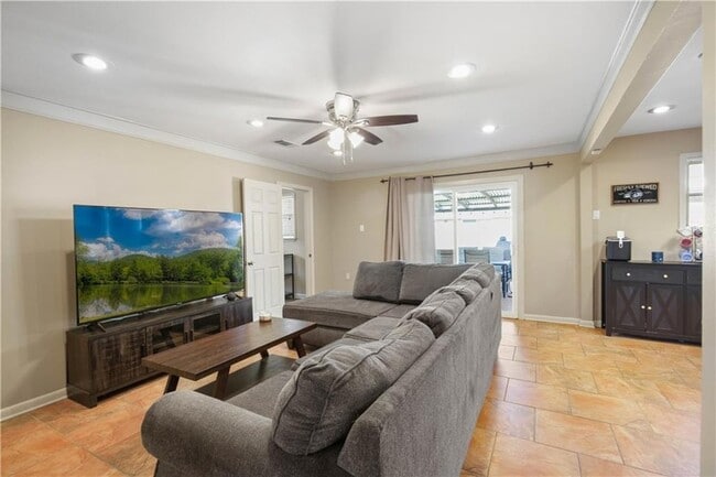 Building Photo - 4920 Robin Hood Dr