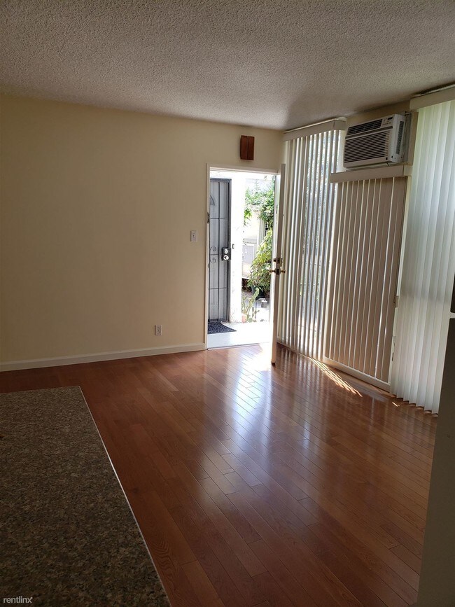 Building Photo - 2 br, 1 bath Apartment - 8013 Blackburn Ave 2