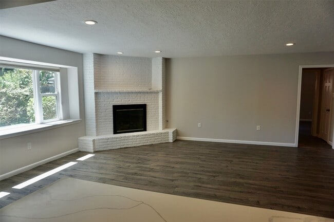 Building Photo - 1707 Valley Vista Dr