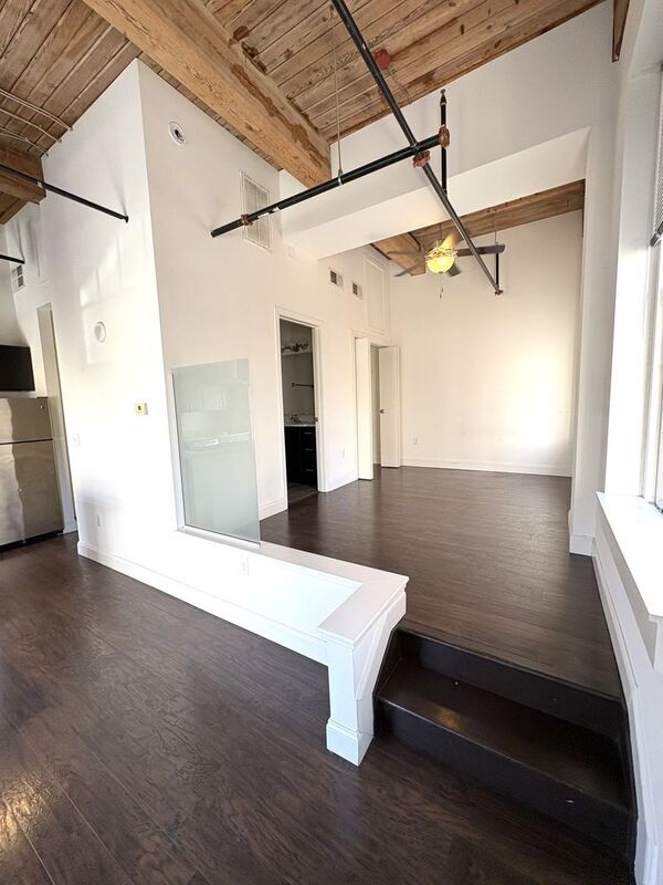 Foto del edificio - 344 N Charles St