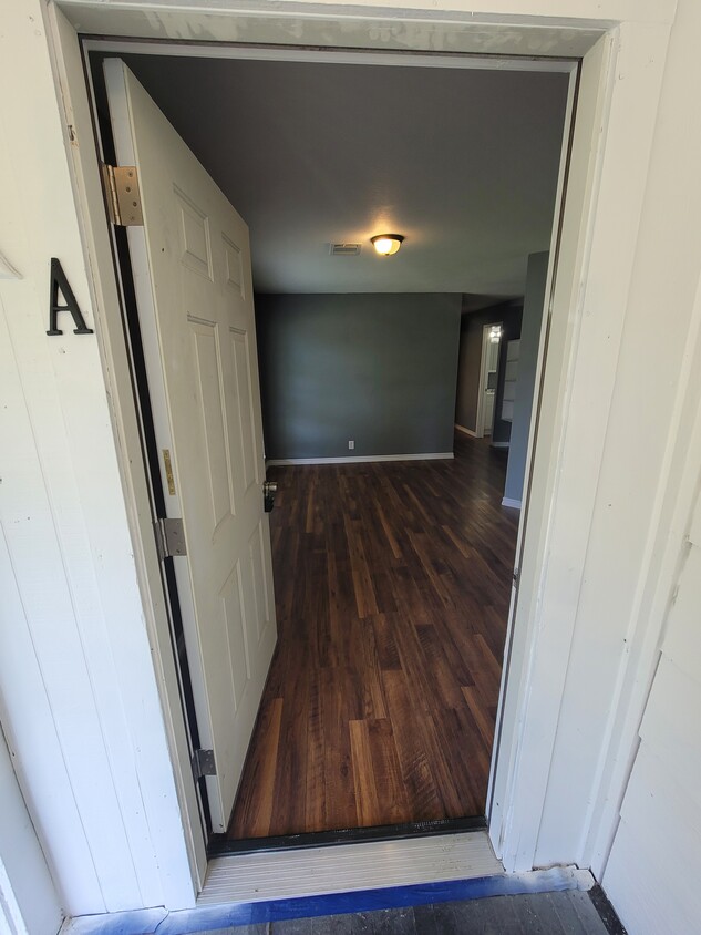 Primary Photo - 525 E Caney St