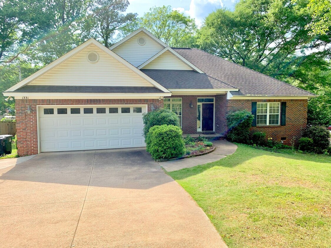 Foto principal - One Level 4 Bedroom Brick Home on N. Colle...