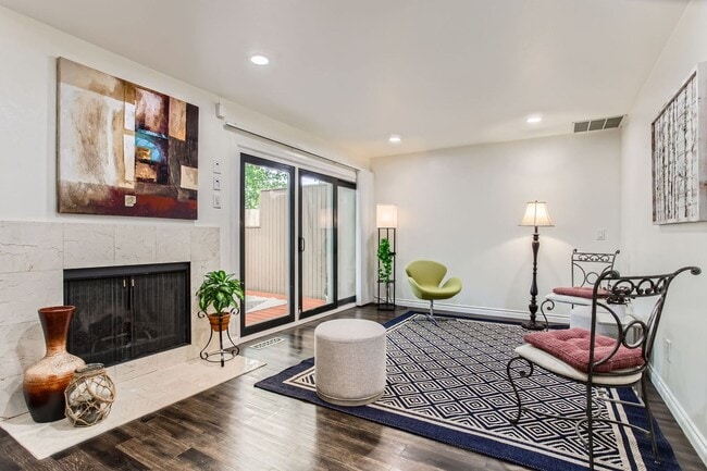 Building Photo - Beautifully Updated 2 Bedroom, 1.5 Bathroo...