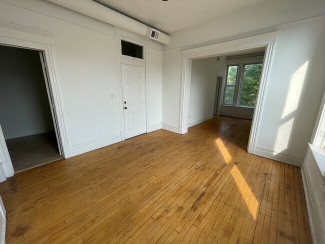 Building Photo - 1430 N Wood St