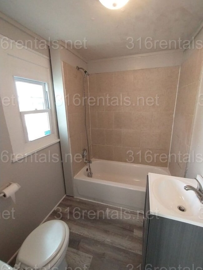 Building Photo - $725 - 1 Bedroom / 2 Bathroom - 2 story Ap...