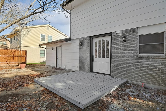 Building Photo - 9039 Pinewood Dr