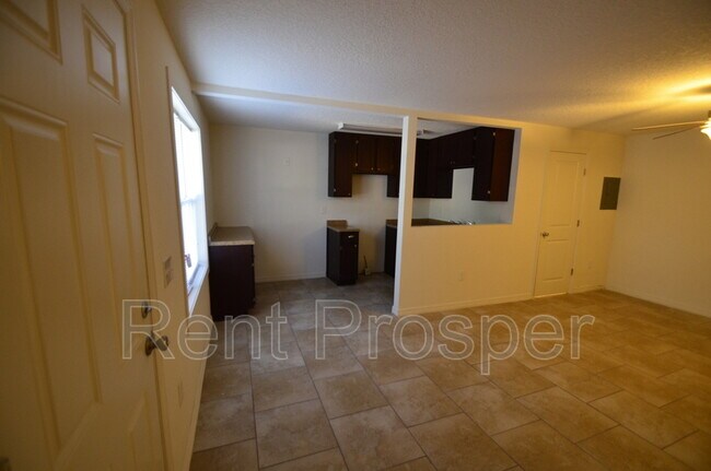 Building Photo - 810 Eresken Ave